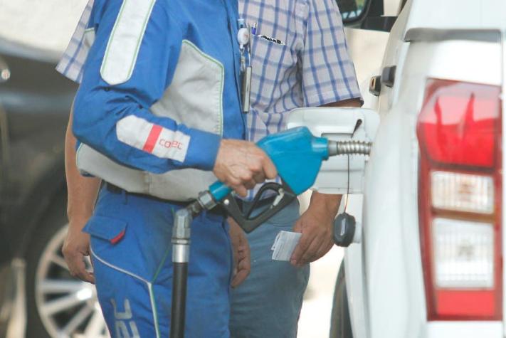 Diputados insisten con rebajar el impuesto específico a los combustibles tras alza de bencinas