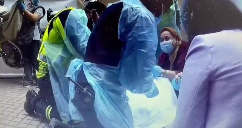 Mujer dio a luz en plena calle de Providencia: Debió ser asistida por personal de salud y seguridad