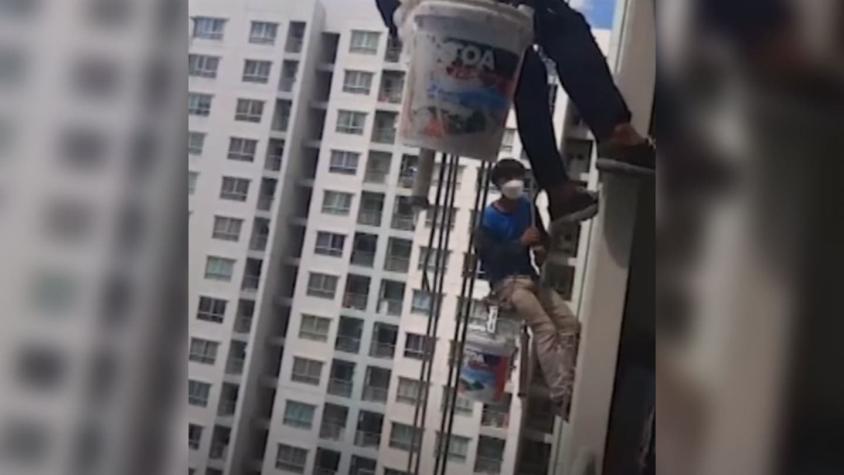 [VIDEO] Mujer cortó cuerda que sostenía a pintores a 26 pisos de altura en un edificio