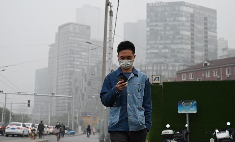 Pekín cierra carreteras y parques infantiles por densa nube de contaminación