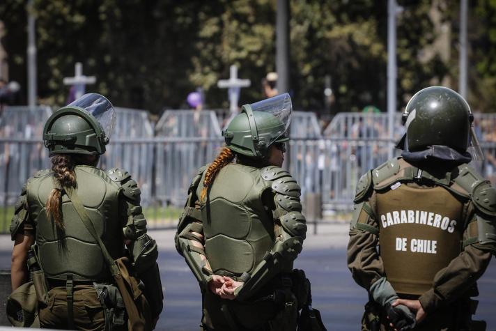 Obligó a detenidos a cantar himno: Prisión preventiva a carabinera por apremios ilegítimos tras 18-O