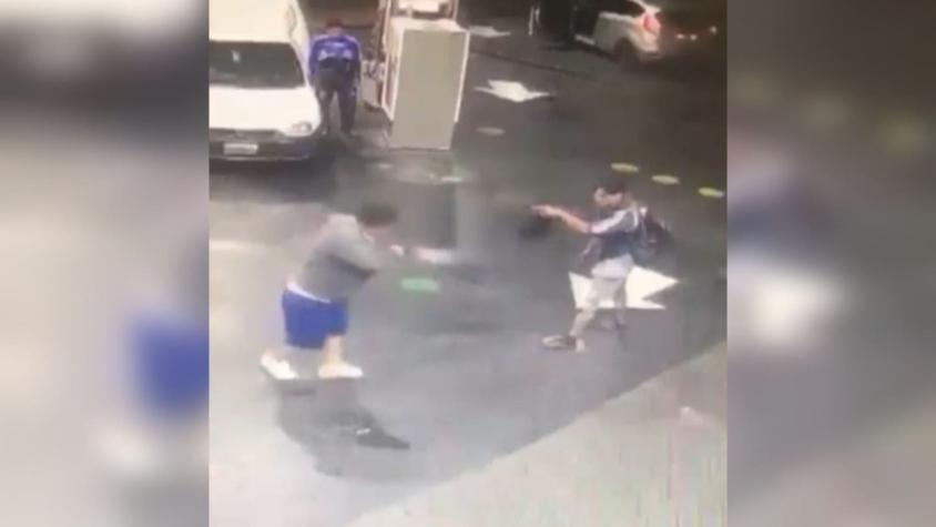 Cámaras captan el momento en que un policía de civil dispara contra hombre que agredía a una mujer