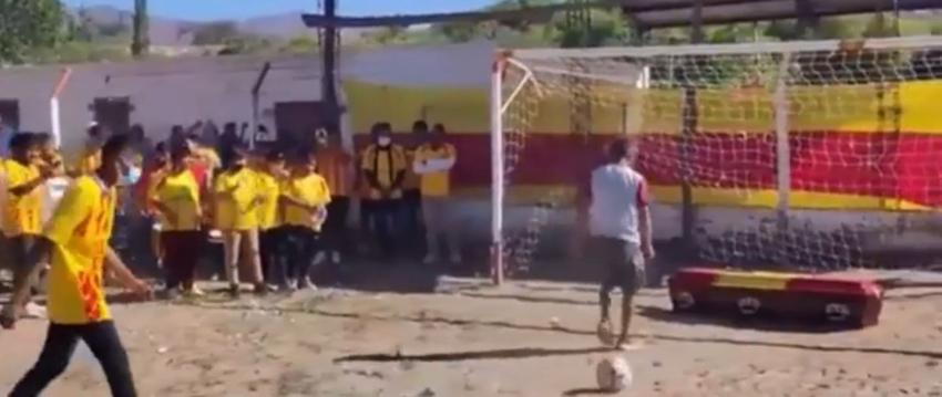 Arquero de club de barrio murió y llevaron su ataúd a la cancha para lanzarle penales como homenaje