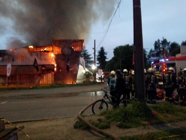 Fue intencional: Amplían detención de presunto culpable de incendio en supermercado de Valdivia