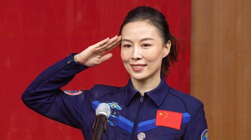 Por primera vez, una mujer china realiza una caminata espacial