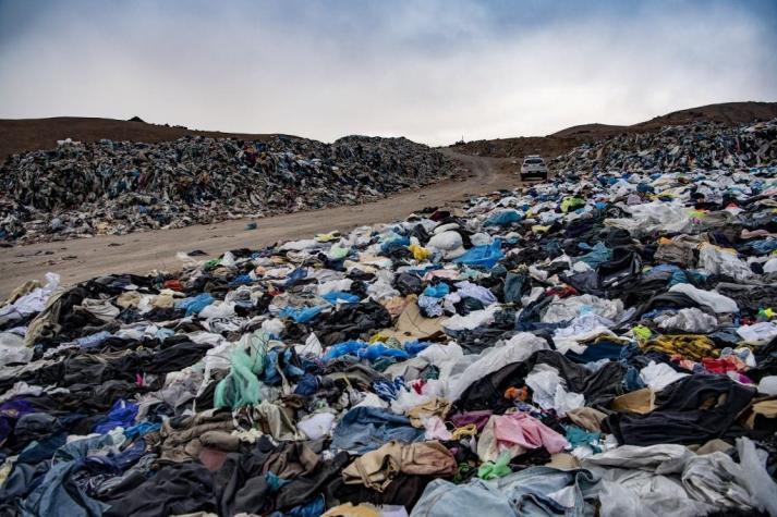 El desierto de Atacama, el cementerio tóxico de la moda desechable