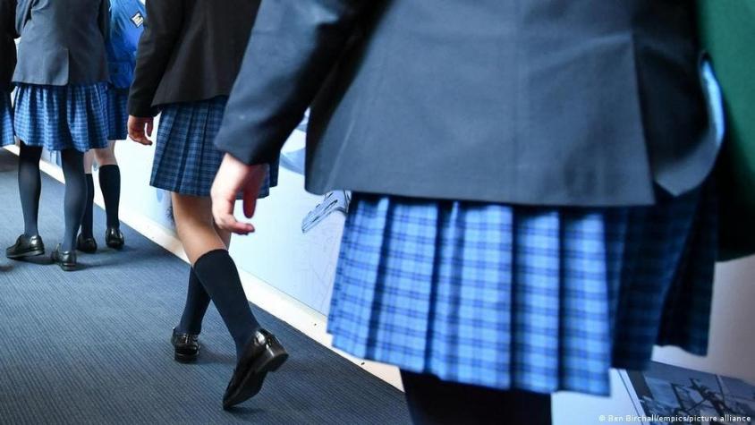 Escuela británica pide a niños y profesores llevar falda para "promover la igualdad"