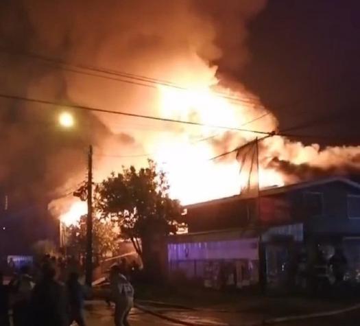 Madre e hijo fallecieron calcinados en violento incendio en Osorno: Siniestro afectó a 8 viviendas