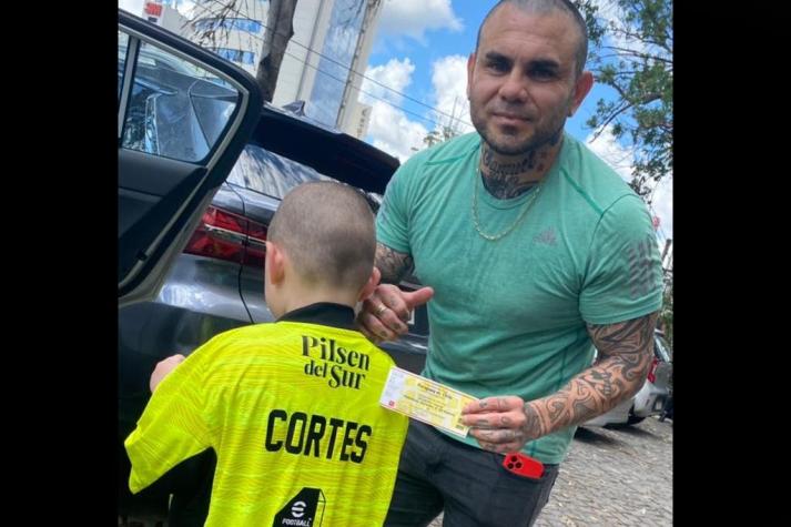 Cristian Bogado visita a La Roja en Paraguay y se lleva especial regalo de jugador de la selección
