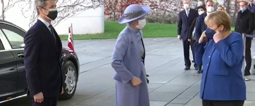 Reina de Dinamarca rechaza saludar con el puño a Angela Merkel