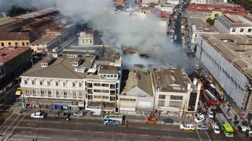 Al menos cuatro inmuebles afectados por incendio en Valparaíso: 2 tienen pérdida total