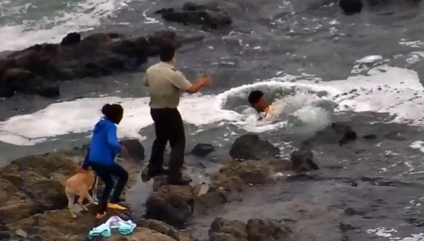 Iquique: Carabineros detiene a hombre que ingresó al mar con bebé de 11 días de vida