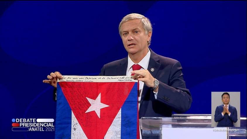 [VIDEO] José Antonio Kast muestra bandera cubana en inicio del debate presidencial de Anatel