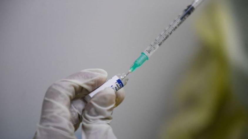 Presidente de Ucrania promete remuneración para los vacunados