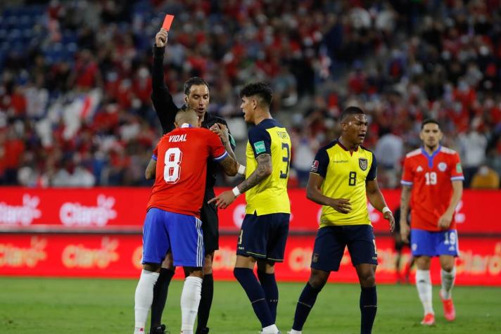 "Irresponsable": Hinchas critican a Arturo Vidal por su expulsión en La Roja ante Ecuador