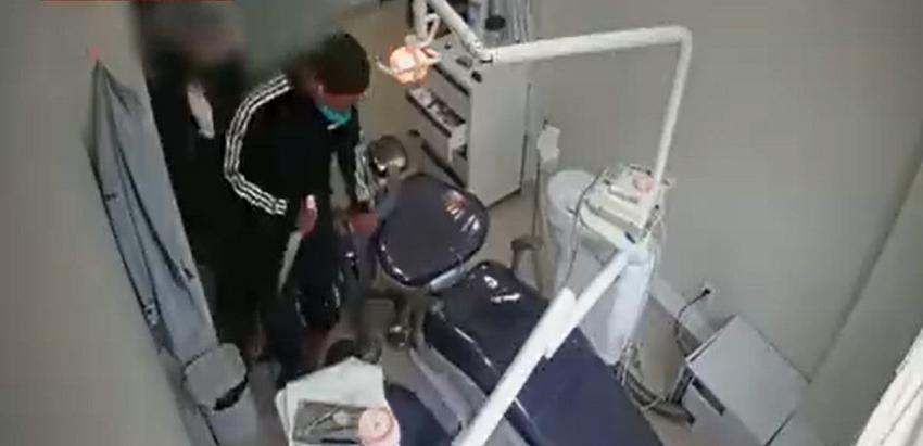 [VIDEO] Delincuentes entran a robar a una consulta dental: el paciente era policía y los detuvo
