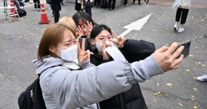 Estudiantes coreanos afrontan examen crucial con presión añadida del covid