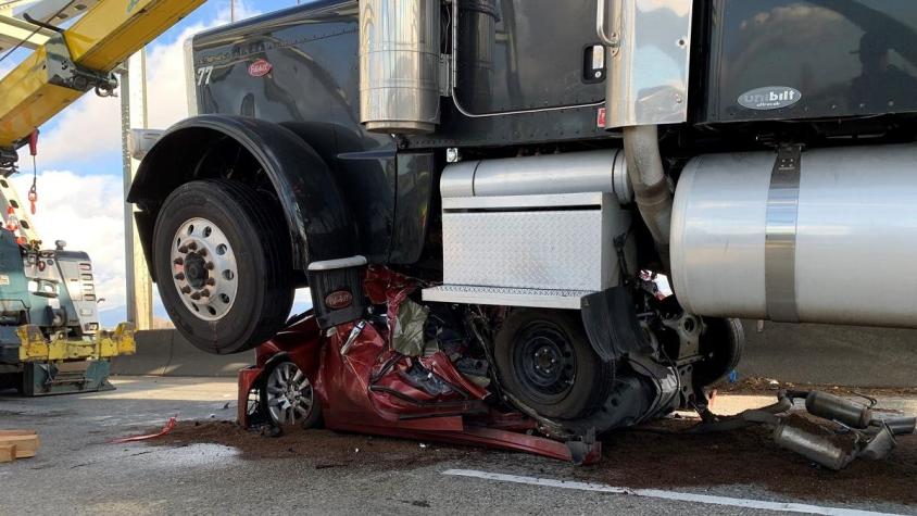 Mujer sobrevive milagrosamente a accidente: Camión aplastó y dobló auto que conducía