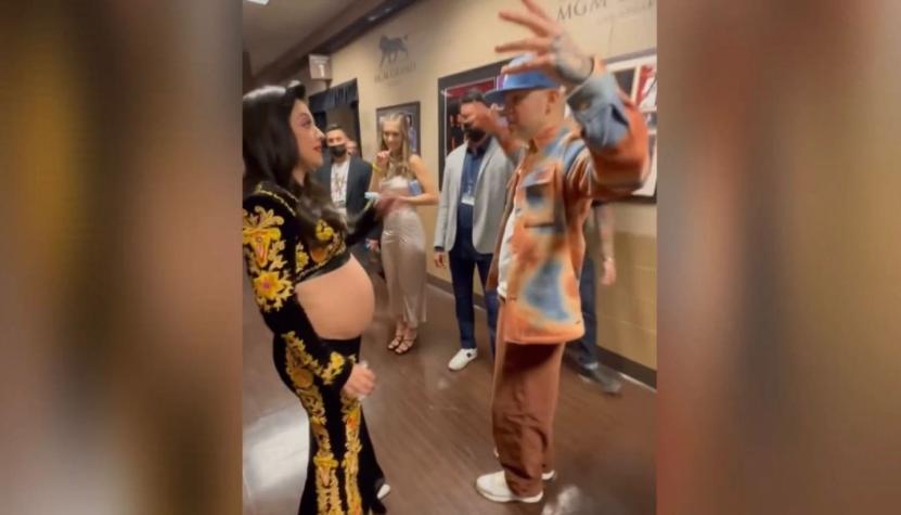 Mon Laferte le reveló a Residente en los Latin Grammy cuándo nacerá su bebé: dijo que será piscis