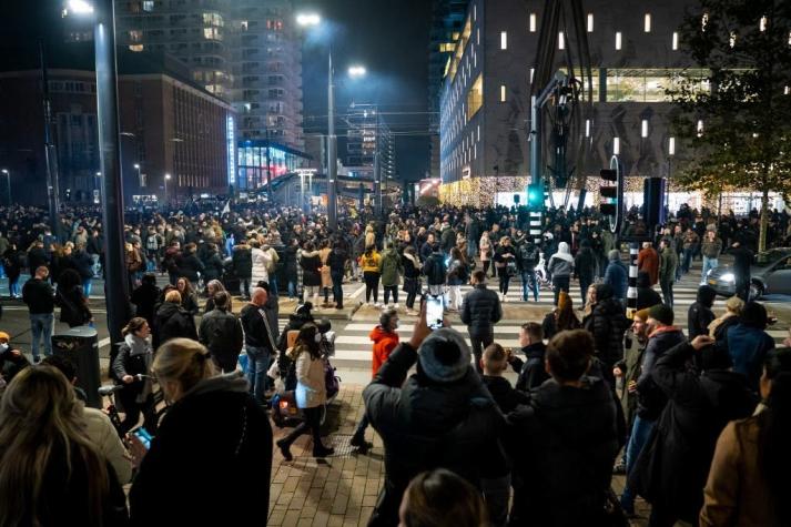 Protesta por medidas anticovid deja heridos y detenidos en Holanda