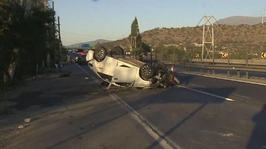 Accidente en la Ruta 68 termina con un automóvil volcado y otro en una zanja