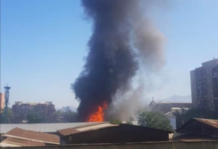 [VIDEO] Incendio afecta local comercial de Santiago Centro
