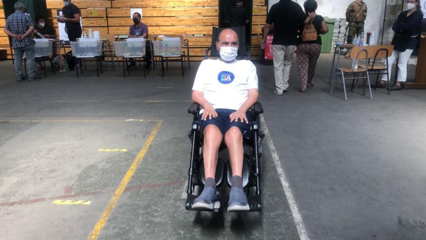 Compromiso cívico: Hombre con esclerosis lateral amiotrófica acude a votar en Santiago Centro