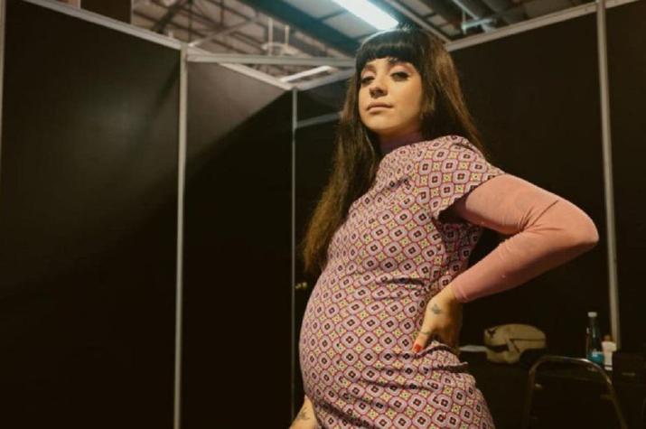 "Ya voté": Mon Laferte llegó de negro a sufragar y mostró su avanzado embarazo