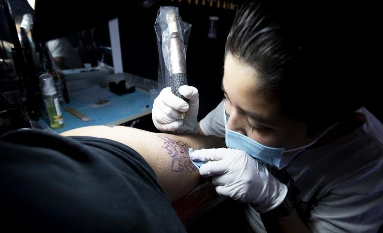 Niño mexicano gana popularidad como tatuador gracias a su "ligerita" mano