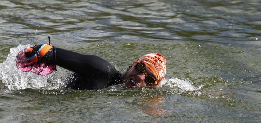 Nadador paralímpico francés completa travesía de 122 km en lago Titicaca