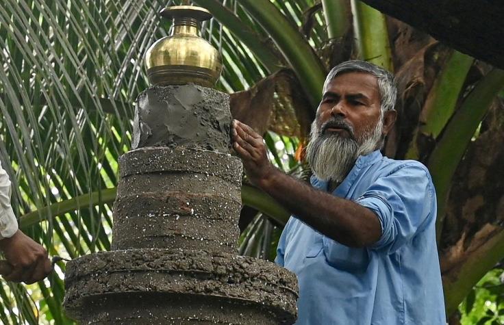 Albañil musulmán esculpe santuarios para los muertos hindúes de Bangladés