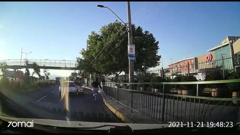 [VIDEO] Hombre aceptó llevar a dos adolescentes en su auto y lo terminaron asaltando