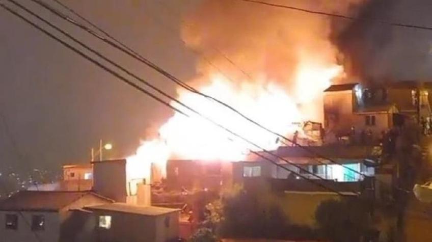 Incendio en cerro El litre en Valparaíso deja cuatro casas destruidas y 12 damnificados