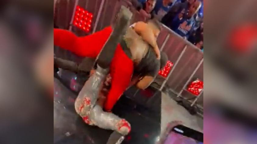 [VIDEO] Fanático atacó a Seth Rollins durante un show de la WWE