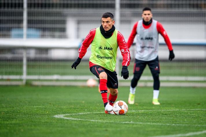 "Está de vuelta": Bayer Leverkusen (y La Roja) festeja regreso a las prácticas de Charles Aránguiz