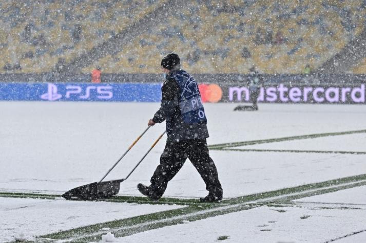 La nieve cubre el estadio donde se enfrentarán Dinamo Kiev y Bayern Múnich por la Champions