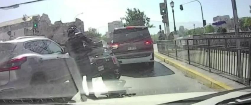 Motorista destruye parabrisas de auto tras discutir con su conductora: Lo golpeó con una cadena