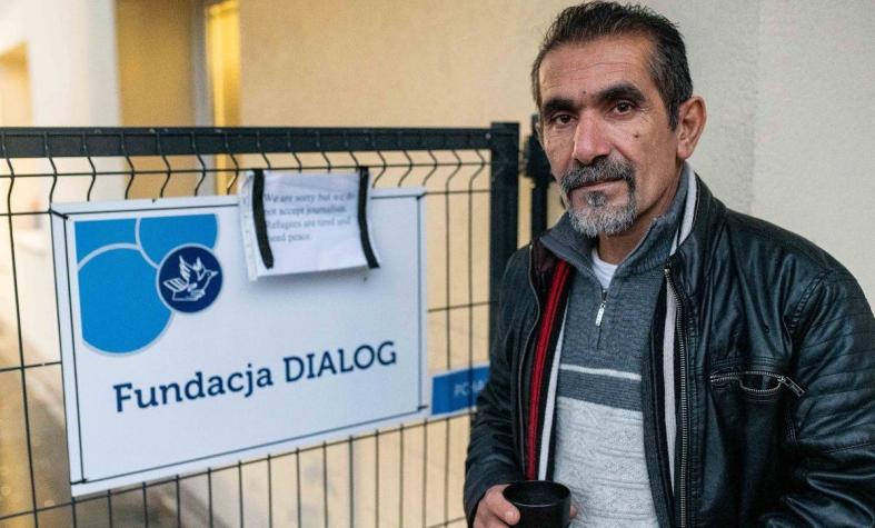 Tras poner a salvo a su familia, un kurdo iraquí sigue ayudando a otros migrantes en Polonia