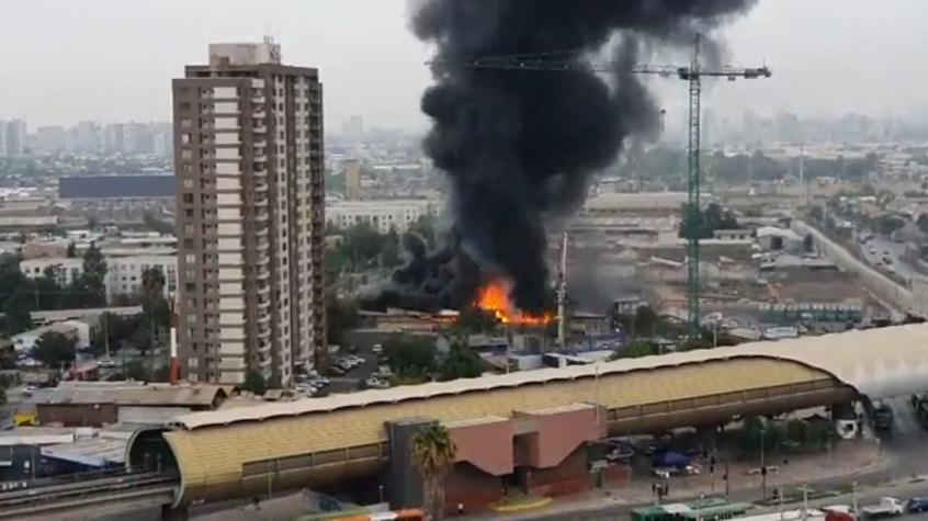 Incendio afecta a un galpón en sector de Carlos Valdovinos en San Joaquín