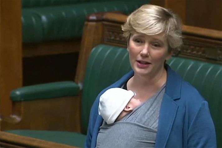 Diputada británica llamada al orden por asistir con su bebé a la Cámara de los Comunes