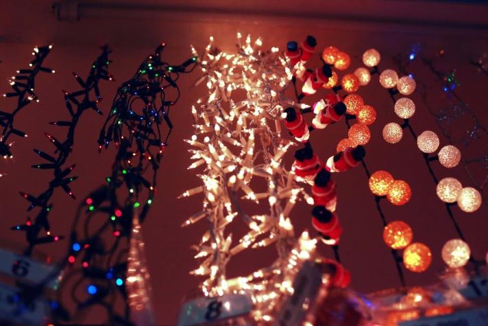 Cómo se colocan las luces en el árbol de Navidad (la forma correcta)