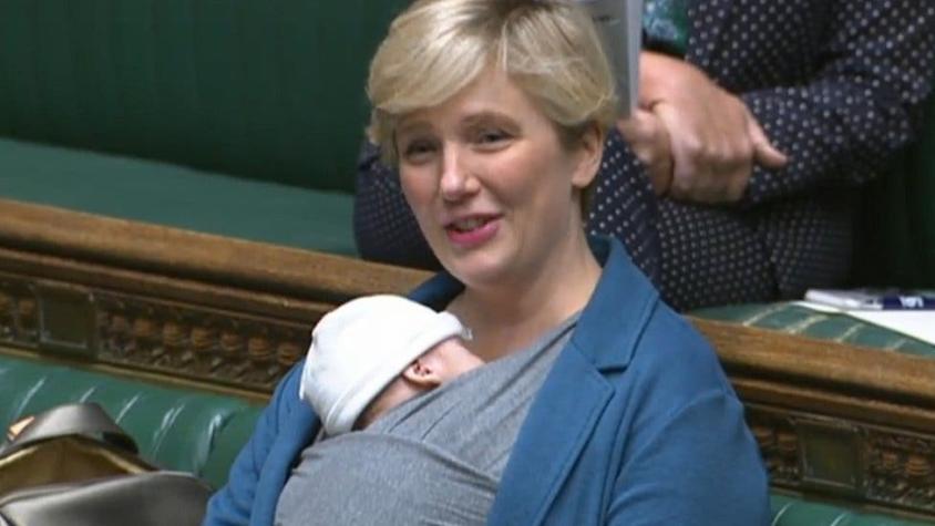Prohibidos los bebés en el Parlamento: la polémica reprimenda en Reino Unido a una diputada