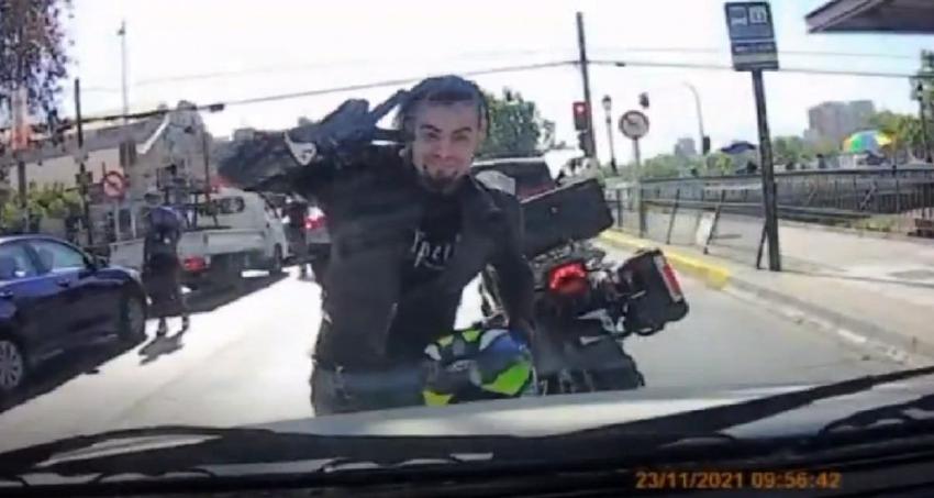 Detienen a motociclista que agredió con una cadena a conductora en Independencia