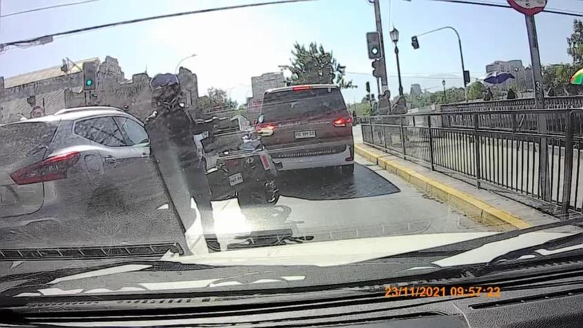 [VIDEO] "Día de furia": Motociclista rompe con una cadena parabrisas de conductora