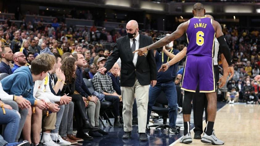 La razón por la que LeBron James pidió que expulsaran a dos hinchas del estadio durante un partido