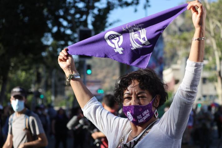 Cierres y desvíos de tránsito por manifestaciones en el centro de Santiago