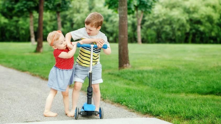 Por qué existe rivalidad entre hermanos cuando son niños (y por qué a veces se extiende)