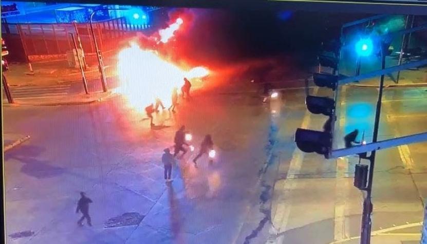 Encapuchados queman dos buses del Transantiago en Peñalolén