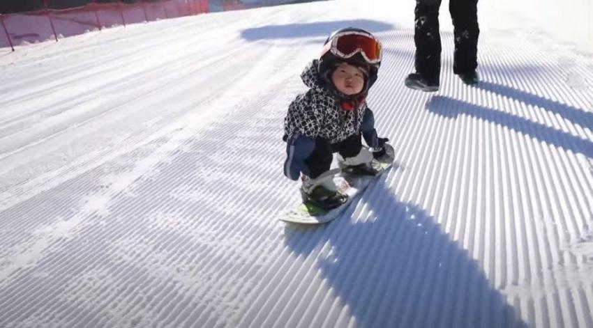 [VIDEO] La bebé de 11 meses con su tabla de snowboard, estrella de internet en China