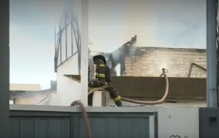 [VIDEO] Incendio afecta a un local comercial al costado de una bencinera en Viña del Mar